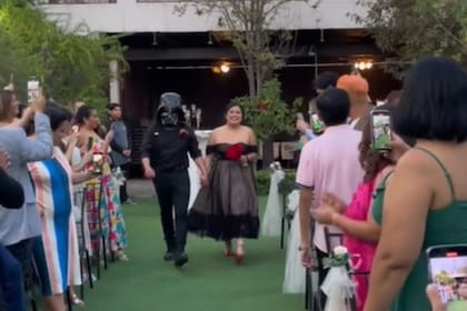 Una pareja celebró su boda con una gran temática (Captura video)