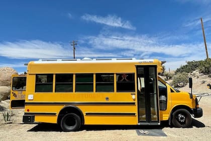 Una pareja de franceses remodeló de cero un autobús escolar y lo convirtió en una casa rodante
