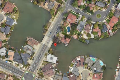 Una persona compró una casa en California y no notó que en realidad se trataba de un terreno dentro de una laguna