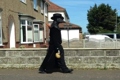 Una persona fue vista caminando disfrazada de médico de la peste negra en el pueblo inglés de Hellesdon (Facebook)
