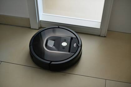 Una Roomba 980, uno de los modelos de aspiradoras robot más populares, equipadas con sensores para evitar obstáculos