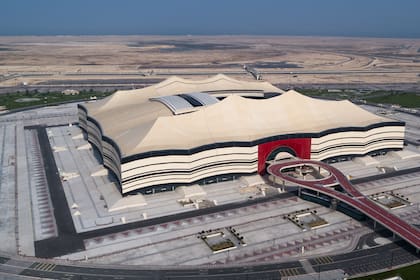 Una vista aérea del estadio Al Bayt, donde se jugará el partido inaugural del Mundial Qatar 2022.