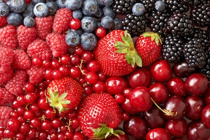 Uno de los aspectos más destacados de los frutos rojos es su capacidad para reducir los niveles de colesterol en la sangre