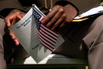 Uno de los requisitos para obtener la ciudadanía en EE.UU. es aprobar un examen de educación cívica acerca de historia y gobierno (Foto de Stefani Reynolds / AFP)