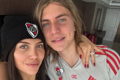Valentino López, el hijo mayor de Wanda Nara, subió a sus redes una foto con su nueva novia y oficializó la relación (Foto: Instagram @wanda_nara)