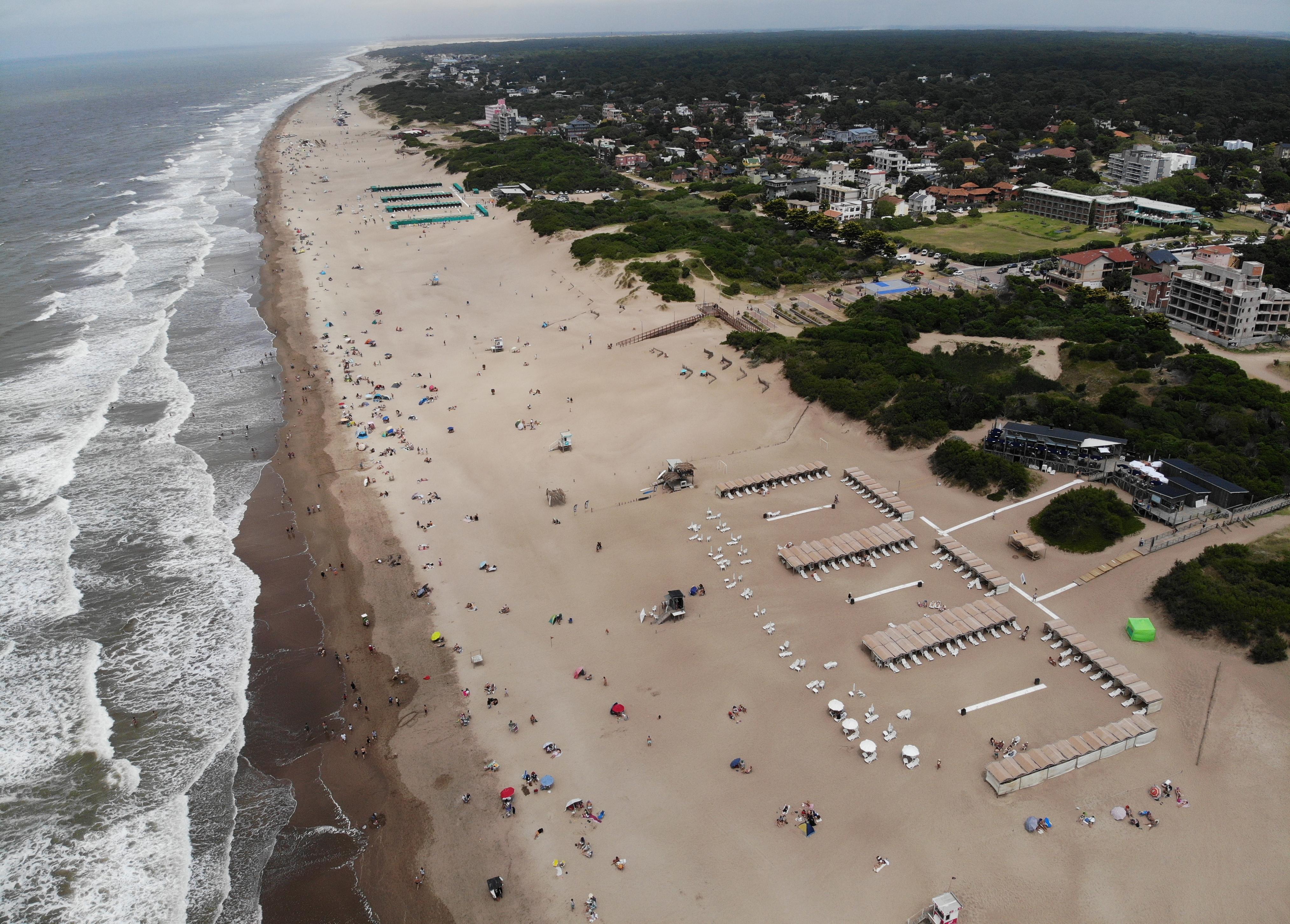 Playas anchas y refugio natural: un balneario de la costa atlántica transita una temporada “fantástica”