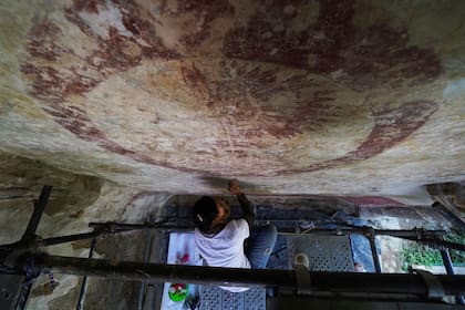 Valeria López restaura un mural en el convento de Tepoztlán, construido en la década de 1550, el viernes 7 de octubre de 2022, en el estado de Morelos, México. (AP Foto/Marco Ugarte)