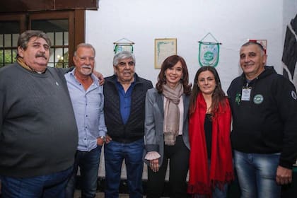 Vanesa Siley y Cristina Kirchner con Ricardo Pignanelli, Omar Plaini, Hugo Moyano y Paco Manrique, en 2017, cuando el jefe camionero se reconcilió con la expresidenta