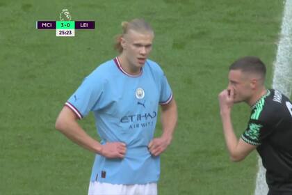 Vardy, delantero de Leicester, habla con Haaland luego de que el noruego anotara el tercer gol de Manchester City
