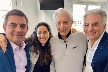 Vargas Llosa hoy en Madrid junto a sus hijos tras recibir el alta medica (Fuente: Twitter de Morgana Vargas Llosa)