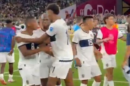 Varios compañeros intentan frenar a Gruezo, que discutió fuerte con Caicedo tras el empate de Ecuador con México (captura de TV)
