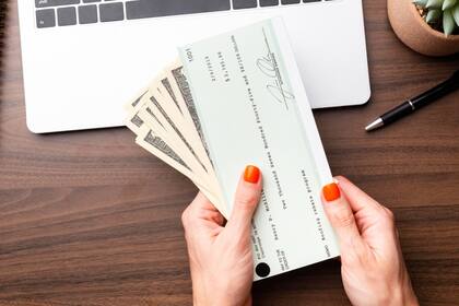 Varios estados de EE.UU. continuarán distribuyendo cheques de estímulo de hasta $500 a sus residentes a través de diversos programas de ingresos garantizados y ayudas sociales (Archivo)