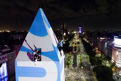 Varios hinchas forzaron la entrada al Obelisco y se subieron al monumento porteño en medio de los festejos por el triunfo de la Argentina en el Mundial de Qatar
