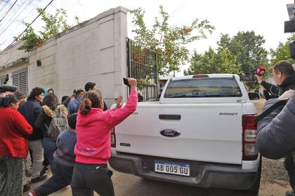 Vecinos se manifiestan en la puerta de la fiscalía de Goya durante el traslado de los detenidos
