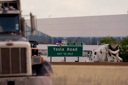 Vehículos circulan frente a la Gigafábrica de Tesla, el jueves 13 de junio de 2024, en Austin, Texas. (AP Foto/Eric Gay)