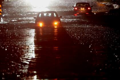 Vehículos en una carretera inundada en Bulter Are. cerca de la carretera Morris, en el condado Montgomery de Pensilvania, el miércoles 1 de septiembre de 2021. Los restos del huracán Ida llevaron  aguaceros y posibles tornados a la región. (Charles Fox/The Philadelphia Inquirer via AP)