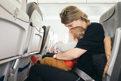 Viajar con bebés en avión es una experiencia desafiante, pero esta influencer revela su truco (Archivo)