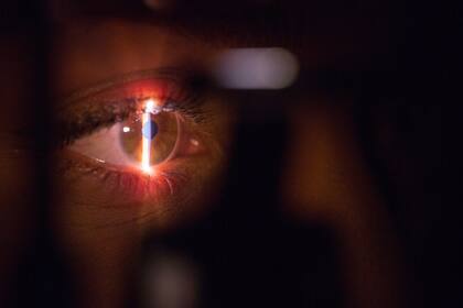 Vinculan gotas oculares con bacteria resistente; diversos casos documentan el calvario que sufrieron los pacientes