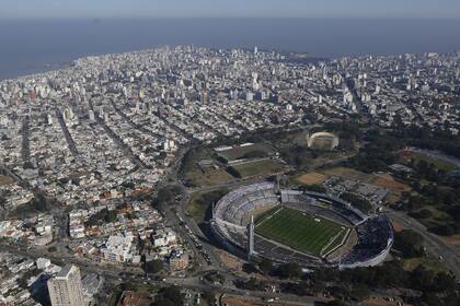 Vista aérea de Montevideo, con el estadio Centenario al frente