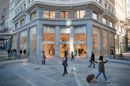 Vista del exterior de la nueva tienda de Zara durante su apertura el pasado viernes en Plaza España, en Madrid. Se trata su tienda más grande del mundo, con más de 7.700 metros cuadrados y con un espacio que conectará con dos firmas más de Inditex, Zara Home y Stradivarius