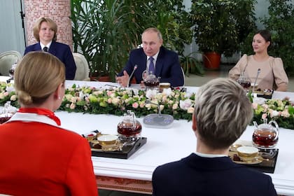 Vladimir Putin habla con empleados de Aeroflot en la Escuela de Aviación de la compañía en las afueras de Moscú