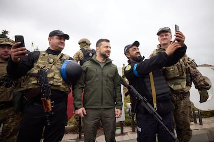 El presidente Volodimir Zelensky visitó la ciudad de Izyum, en el este de Ucrania, recuperada por las fuerzas de Kiev tras una ofensiva relámpago