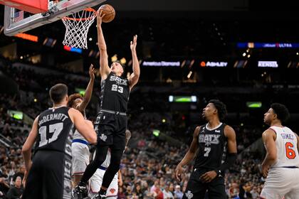 Zach Collins de los Spurs de San Antonio salta hacia la canasta en el encuentro ante los Knicks de Nueva York el jueves 29 de diciembre del 2022. (AP Foto/Darren Abate)