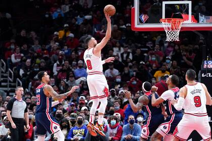 Zach LaVine (8), de los Bulls de Chicago, dispara sin marca en contra de los Wizards de Washington, durante la primera mitad del juego de la NBA, en Chicago, el viernes 7 de enero de 2022.  (AP Foto/Nam Y. Huh)