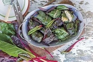Cuatro recetas para usar hojas de vegetales con rellenos veganos - LA NACION